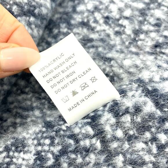 Renne's NYC Women's Soft Plush Scarf in Navy & White Rectangle Scarf w/ Fringe - Picture 7 of 7